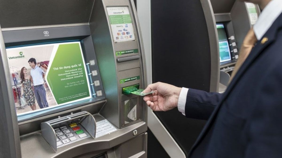 Rút tiền từ thẻ tín dụng Vietcombank tại cây ATM
